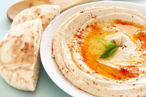 Israeli Cafe Gives 50% Off Hummus for Jews, Arabs Who Co-Dine