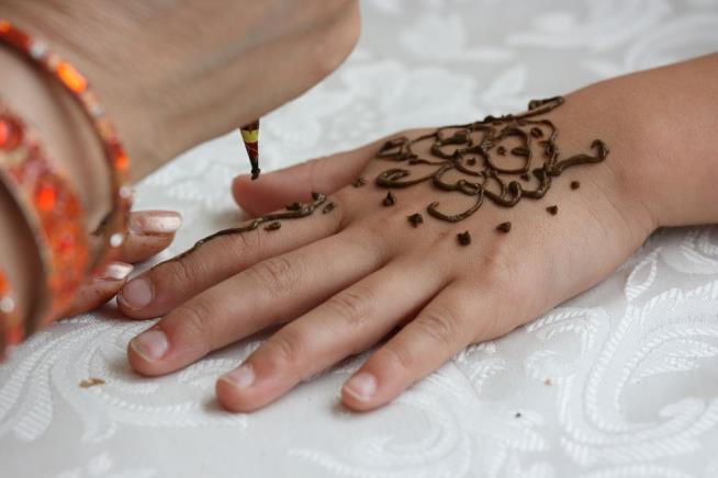 7-Year-Old's Henna Tattoo a Big Problem for Mom