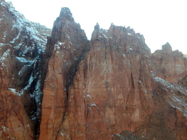 Guy in Wingsuit Hits Cliff Wall, Dies