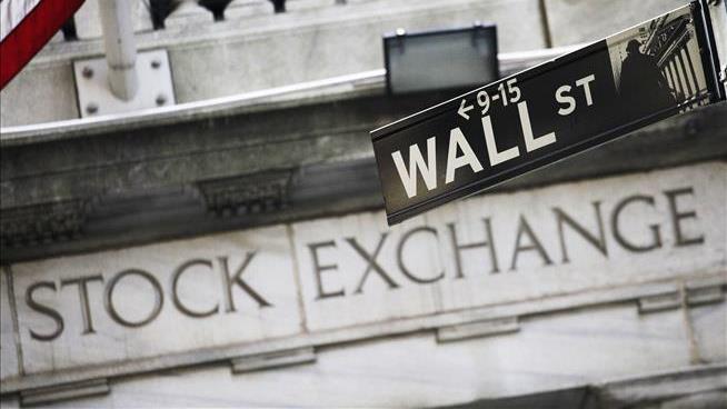 Bonuses for Wall Street Bankers Drop Most in 4 Years