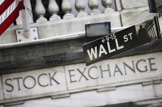 Bonuses for Wall Street Bankers Drop Most in 4 Years