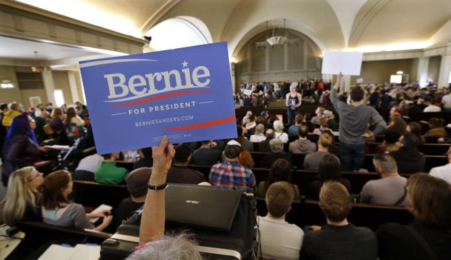 Sanders Takes Early Lead in Saturday's Democratic Caucuses