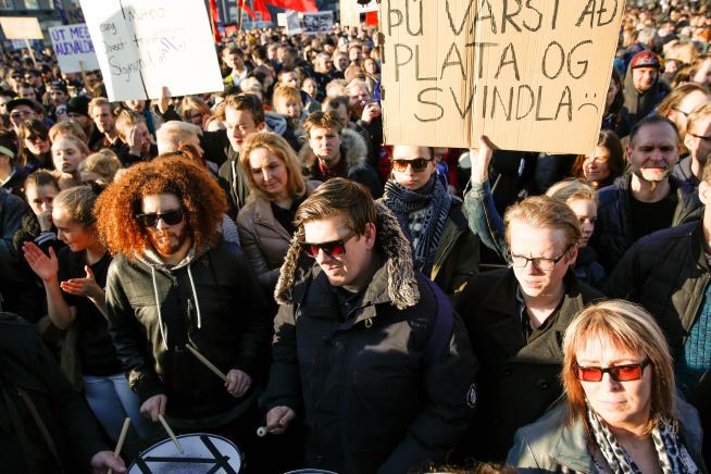 Thousands Demand Iceland PM Quit Over Panama Papers