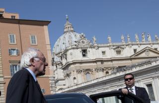 Pope Shakes Hands With Sanders Out of 'Good Manners'