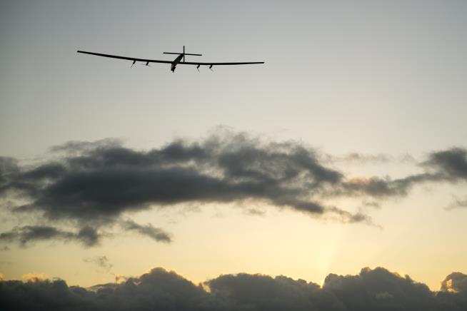 Solar Plane, Grounded Since July, Resumes Quest