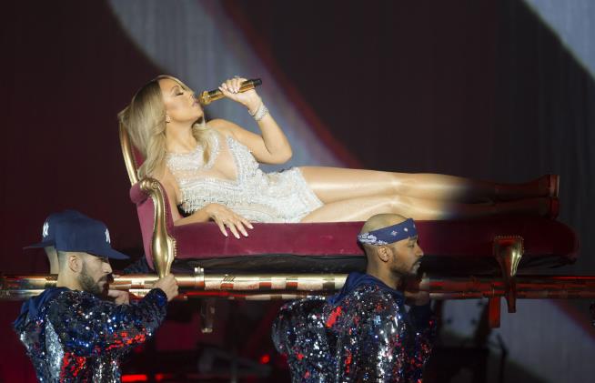 Mariah Delays Gig to Complain About Fans