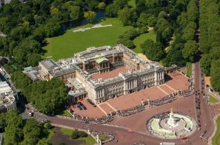 Killer Wandered Palace Grounds While Queen Was In
