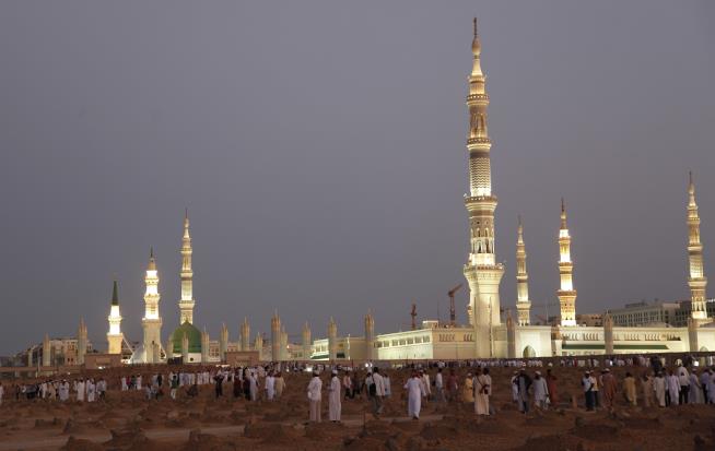 Suicide Bomber Attacks One of Islam's Holiest Sites