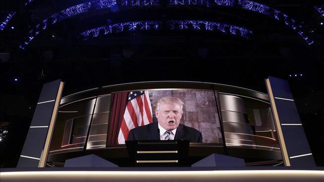 Trump Breaks Tradition, Shows at Convention for Day 2