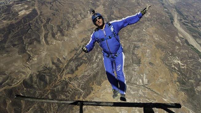 Skydiver to Jump From 25K Feet With No Chute