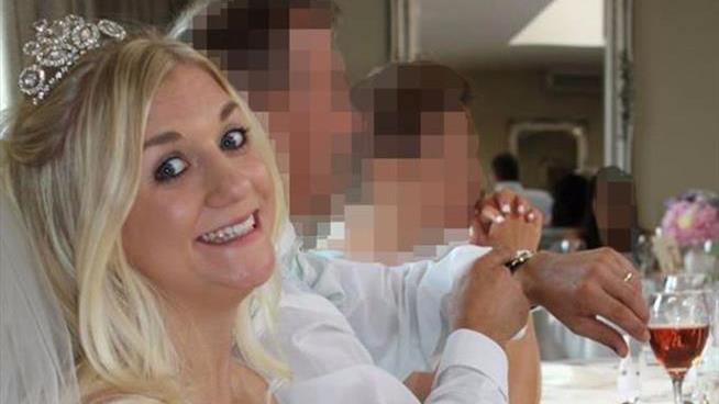 Woman Sells Wedding Dress in Bid to Pay for Divorce