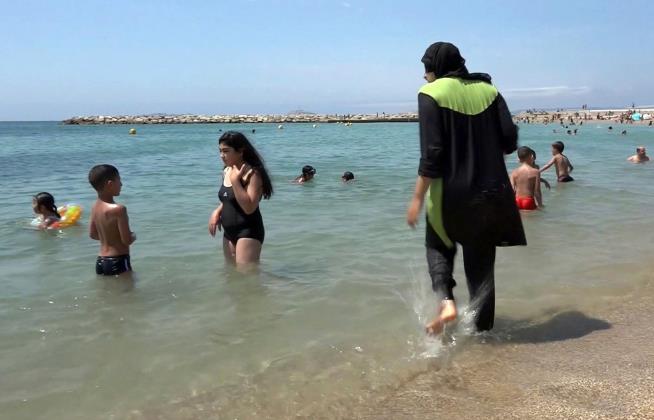 Cops on French Beach Make Muslim Woman Remove Tunic