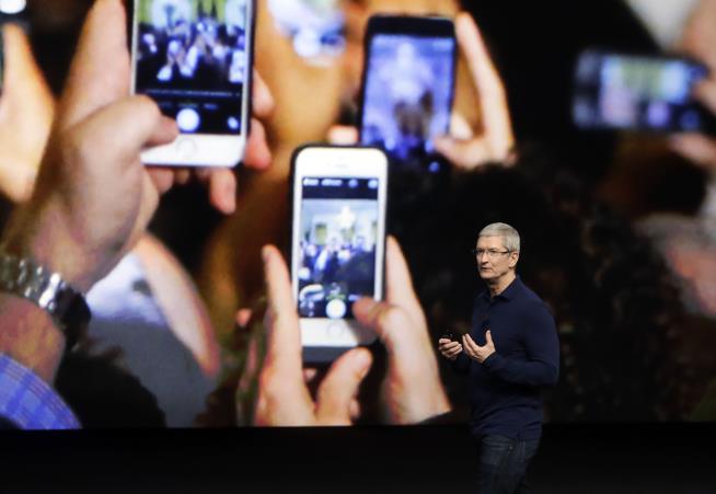 Apple Sees Annual Sales Drop for 1st Time in 15 Years