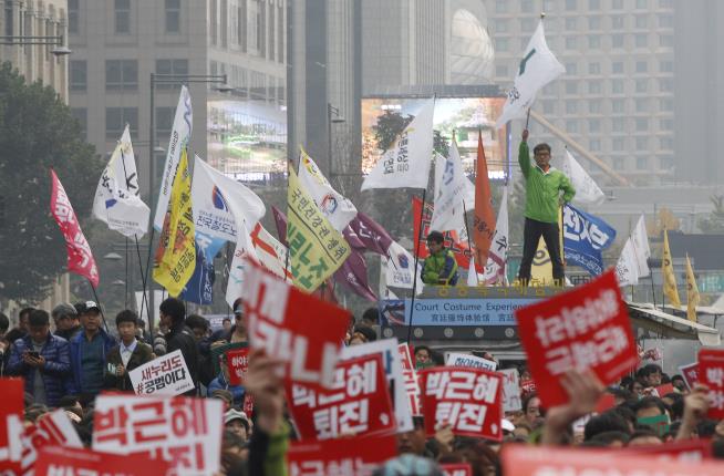 Thousands Rally to Demand South Korea's President Quit