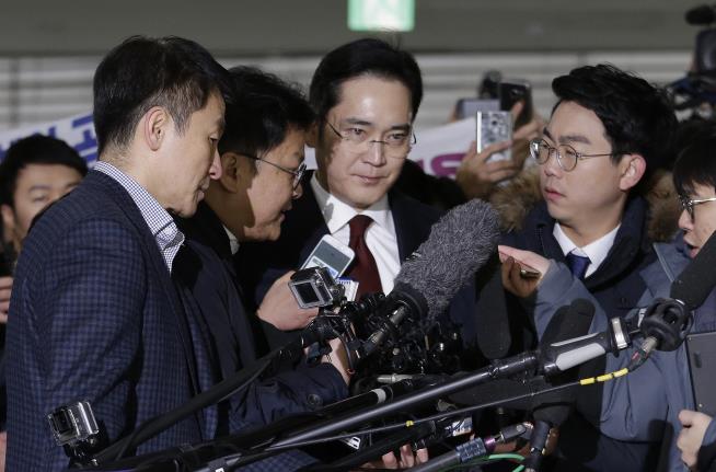 Arrest Warrant Issued for Samsung Boss