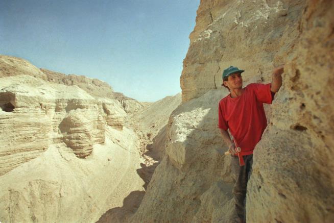 Looted Dead Sea Scrolls Cave Uncovered