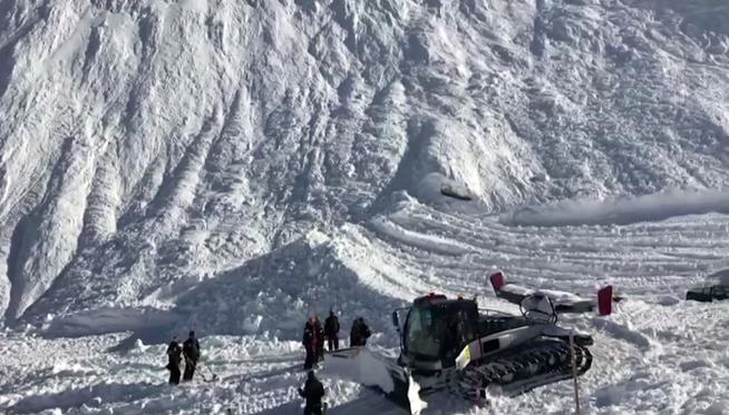 Rescuers Try to Save 5 After Deadly Avalanche
