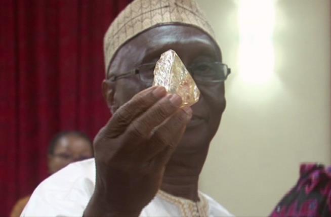 Pastor Finds Huge Diamond, Gives It to Goverment