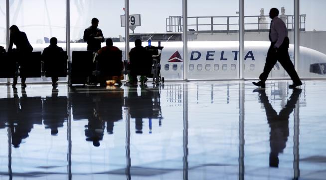 Delta OKs Offers of Up to $10K to Flyers Who Give Up Seats