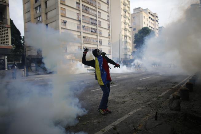 3 Killed During 'Mother of All Marches' in Venezuela
