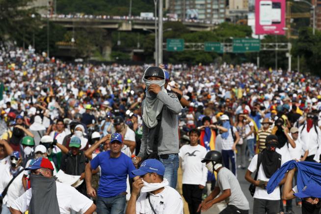 Maduro Orders Writing of New Venezuelan Constitution
