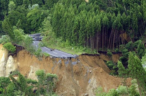 7.2-Mag Quake Kills 6 in Northern Japan
