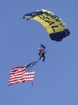 Navy Parachutist Dies During Hudson River Event