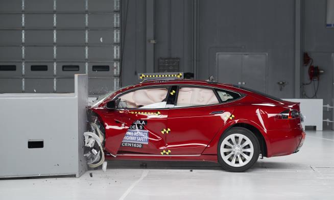 Tesla Driver Got 7 Warnings Before Fatal Self-Driving Crash