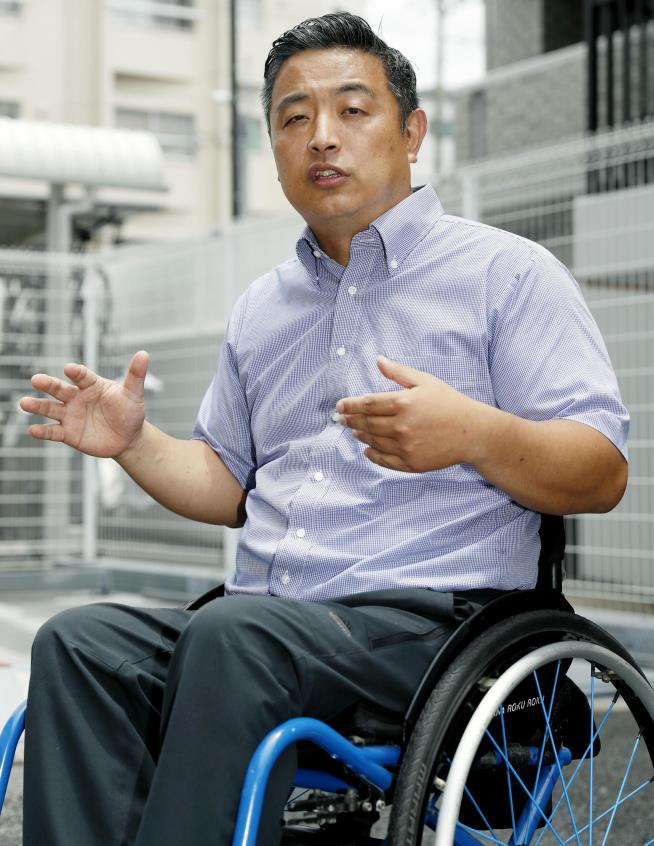 Disabled Man: Airline Made Me Drag Myself Up Stairs to Board