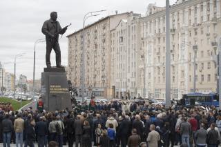 Huge Monument to Designer of AK-47 Unveiled in Moscow