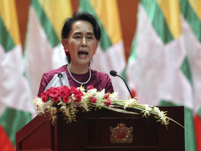 Oxford Strips Suu Kyi of Honor Amid Ethnic Cleansing Controversy
