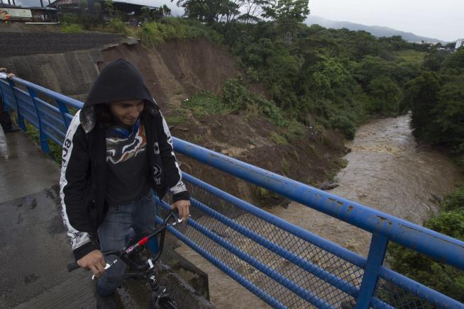 US-Bound Tropical Storm Kills 22 in Central America