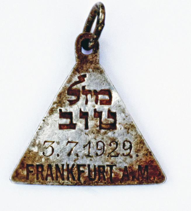 Pendant Linked to Anne Frank Reunites a Family