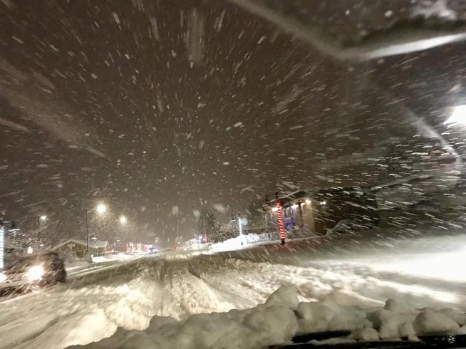 In Alaska, an Insane Snowfall in 90 Minutes