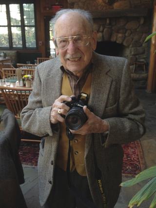 Man Who Won a Pulitzer With This Photo Dies at 104