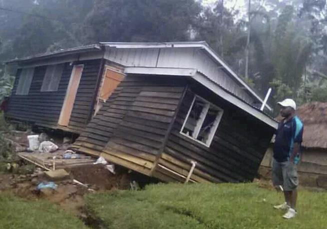 Papua New Guinea Quake Kills at Least 15