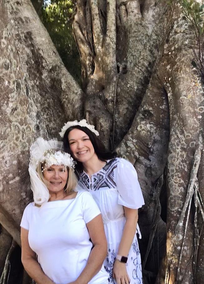 Woman Marries Landmark Tree in Bid To Save It
