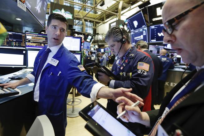 Dow Drops 458 Amid Trade War Fears