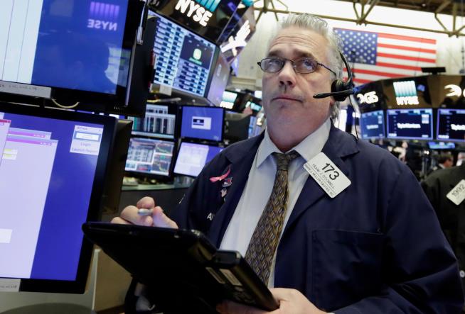 Stocks End Day With Mixed Results on Wall Street