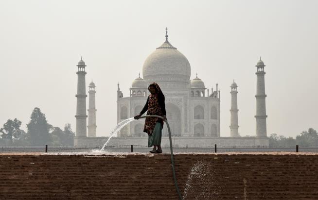 As Taj Mahal Turns Green, Government Accused of Not Caring
