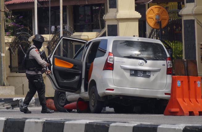 Indonesia Cops Shoot 4 Sword-Wielding Attackers