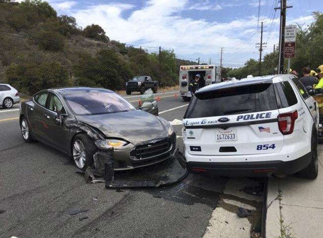Tesla on Autopilot Slams Into Police Car