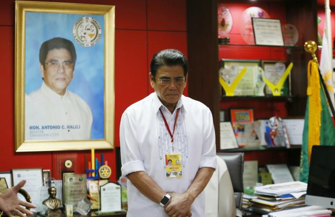 Philippine Mayor Gunned Down During Flag-Raising