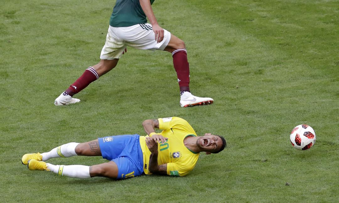 Soccer Great Neymar Under Fire for 'Faking Injuries'