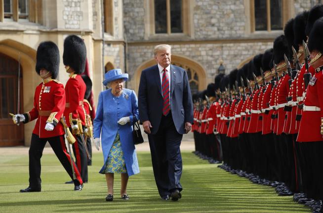 Photos: Queen Welcomes the Trumps