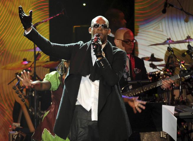 Embattled R. Kelly Releases 19-Minute Song 'I Admit'