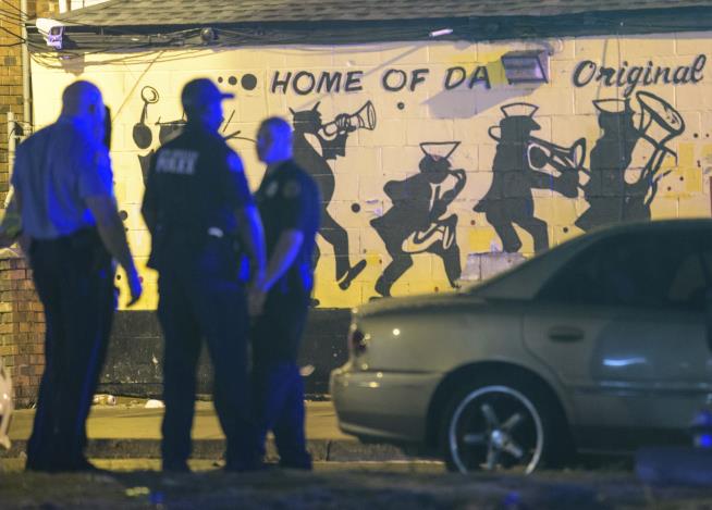 Gunmen Kill 3, Wound 7 Outside New Orleans Strip Mall