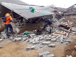 Quake Kills 16, Strands Hundreds on Mountain