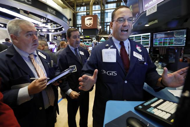 Tech Stocks Lead US Indexes Lower