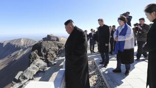 Kim, Moon Join Hands on Sacred Volcano